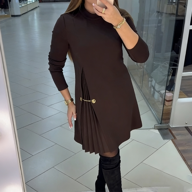Robe longue élégante avec détails plissés