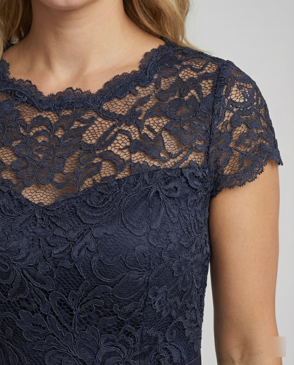 Robe élégante transparente à manches courtes