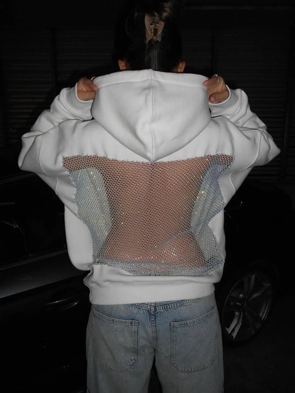 BackStageGlow | Quand les lumières s'allument, ce sweat à capuche ne brille pas seulement, il domine l'espace