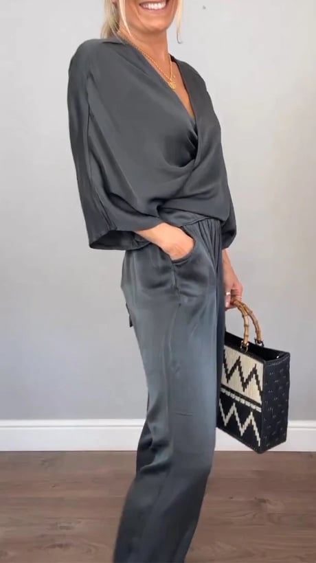 Ashlyn | Ensemble en satin élégant avec décolleté en V
