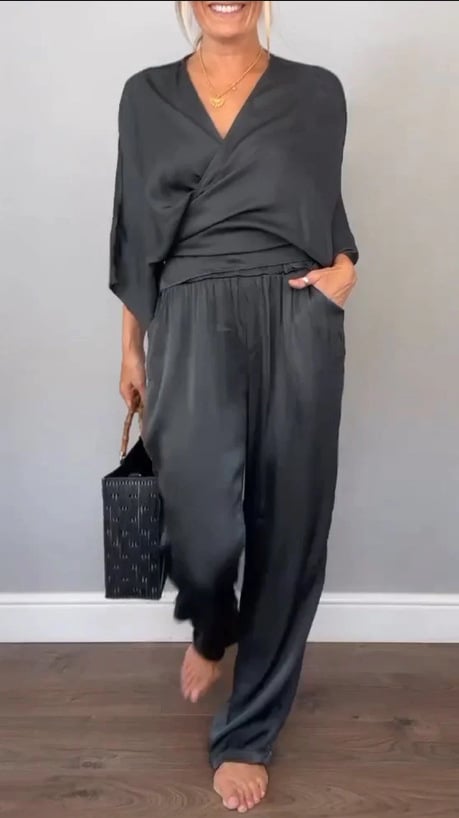 Ashlyn | Ensemble en satin élégant avec décolleté en V