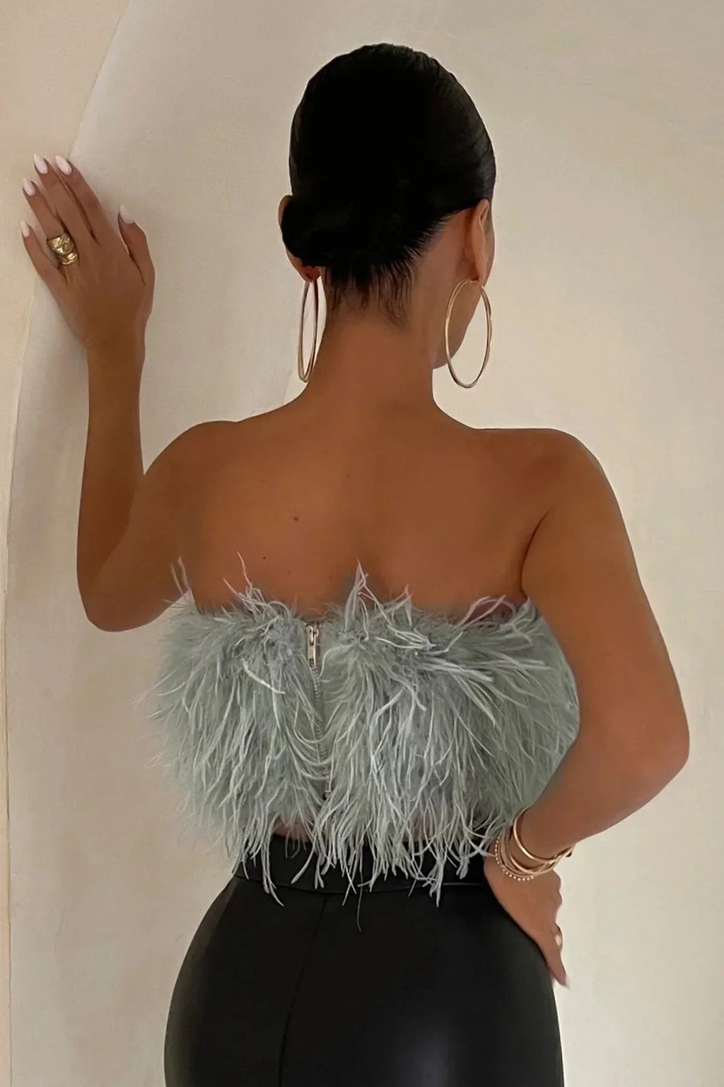 Top Court Femme Sans Manches avec Détail en Plumes