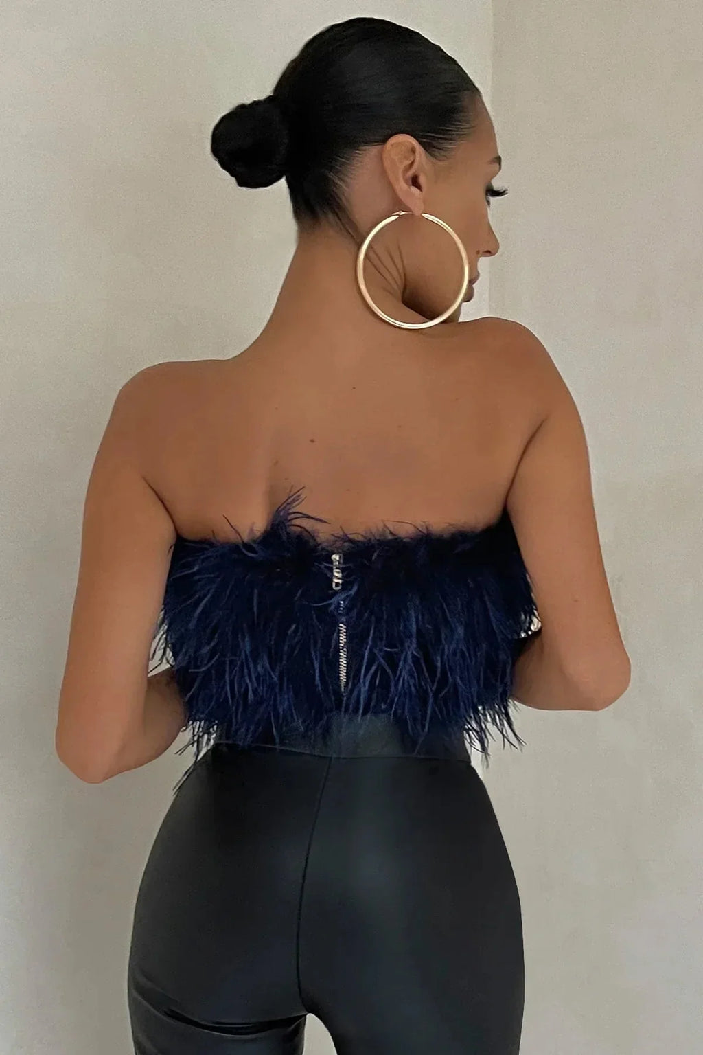Top Court Femme Sans Manches avec Détail en Plumes