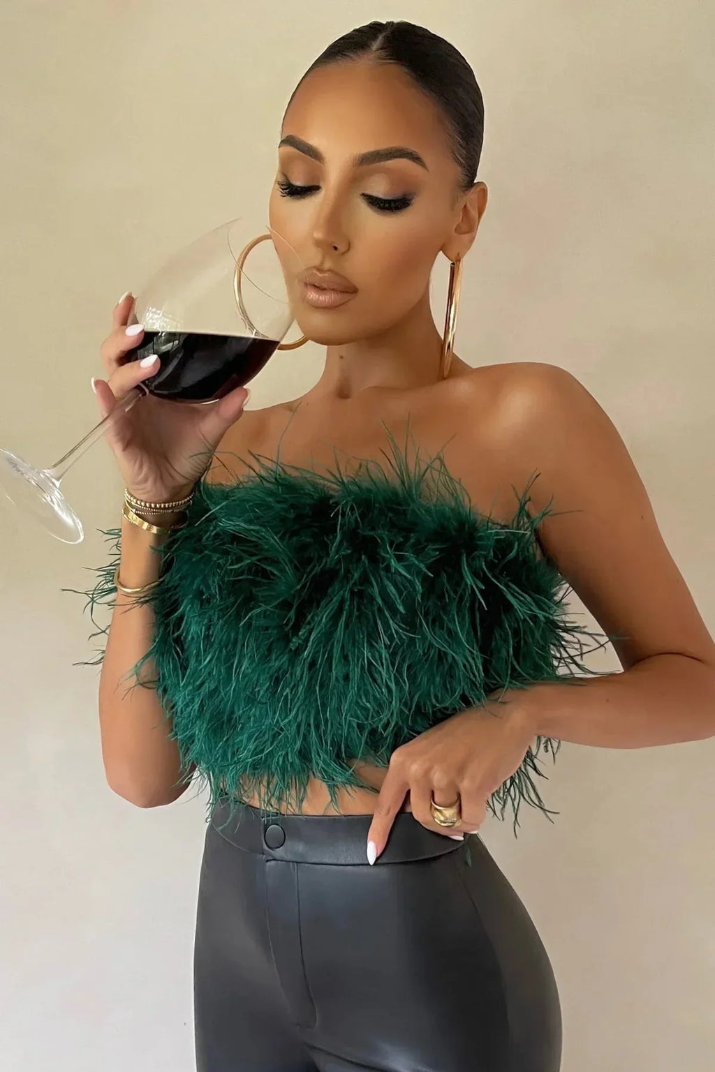 Top Court Femme Sans Manches avec Détail en Plumes