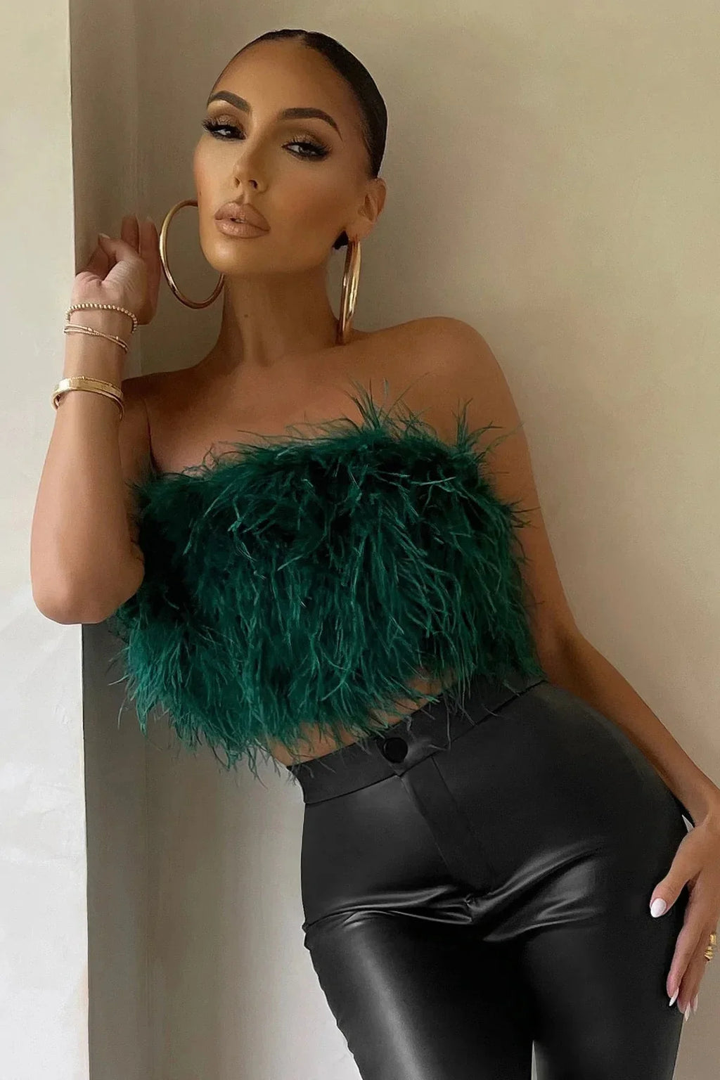 Top Court Femme Sans Manches avec Détail en Plumes