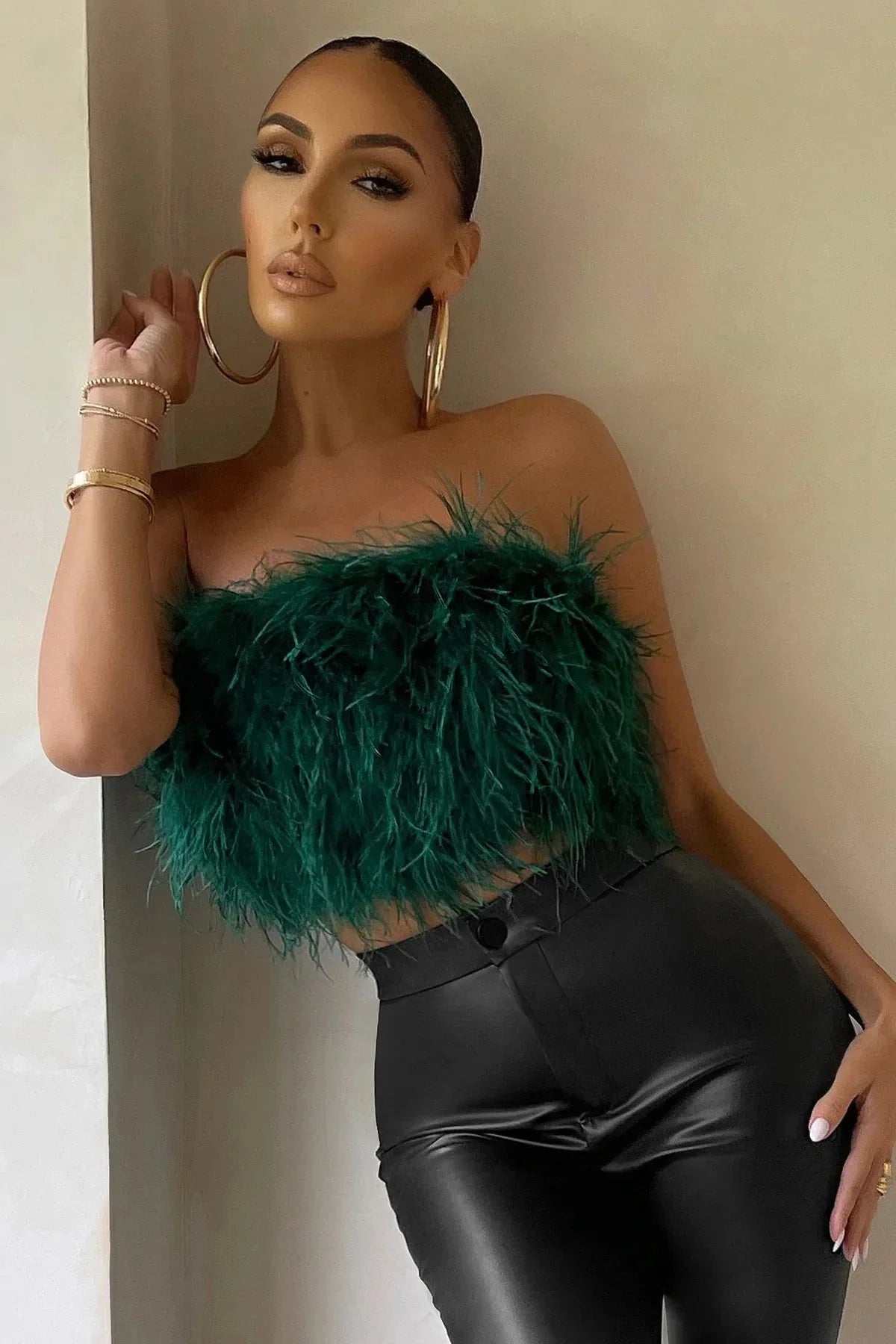 Top Court Femme Sans Manches avec Détail en Plumes
