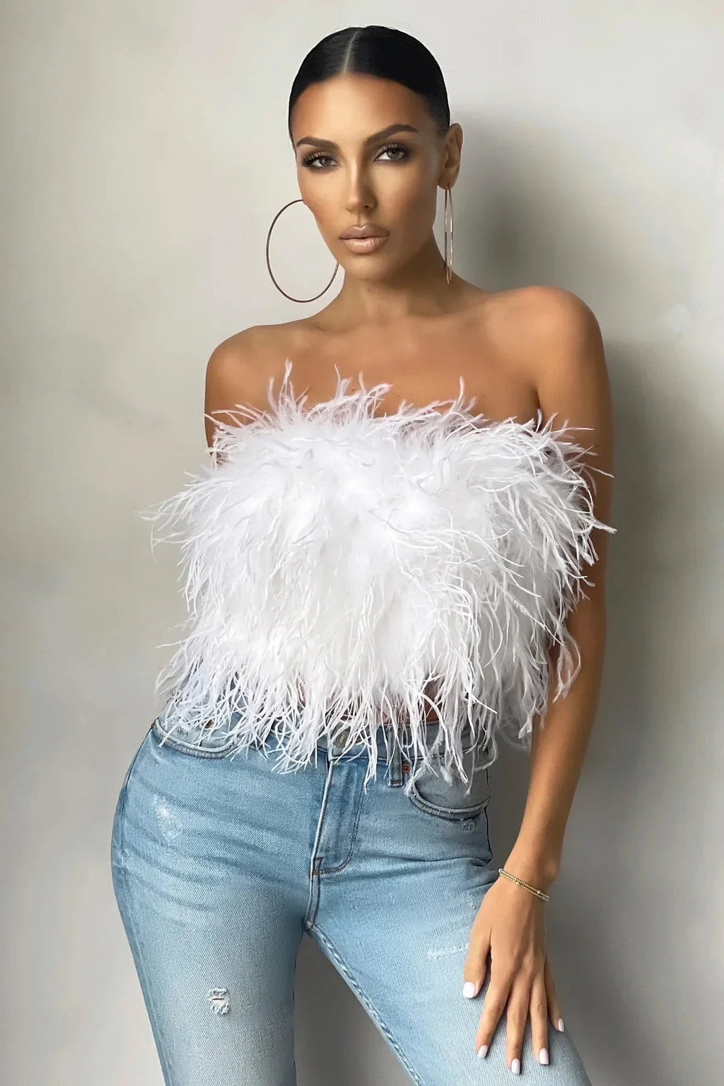 Top Court Femme Sans Manches avec Détail en Plumes