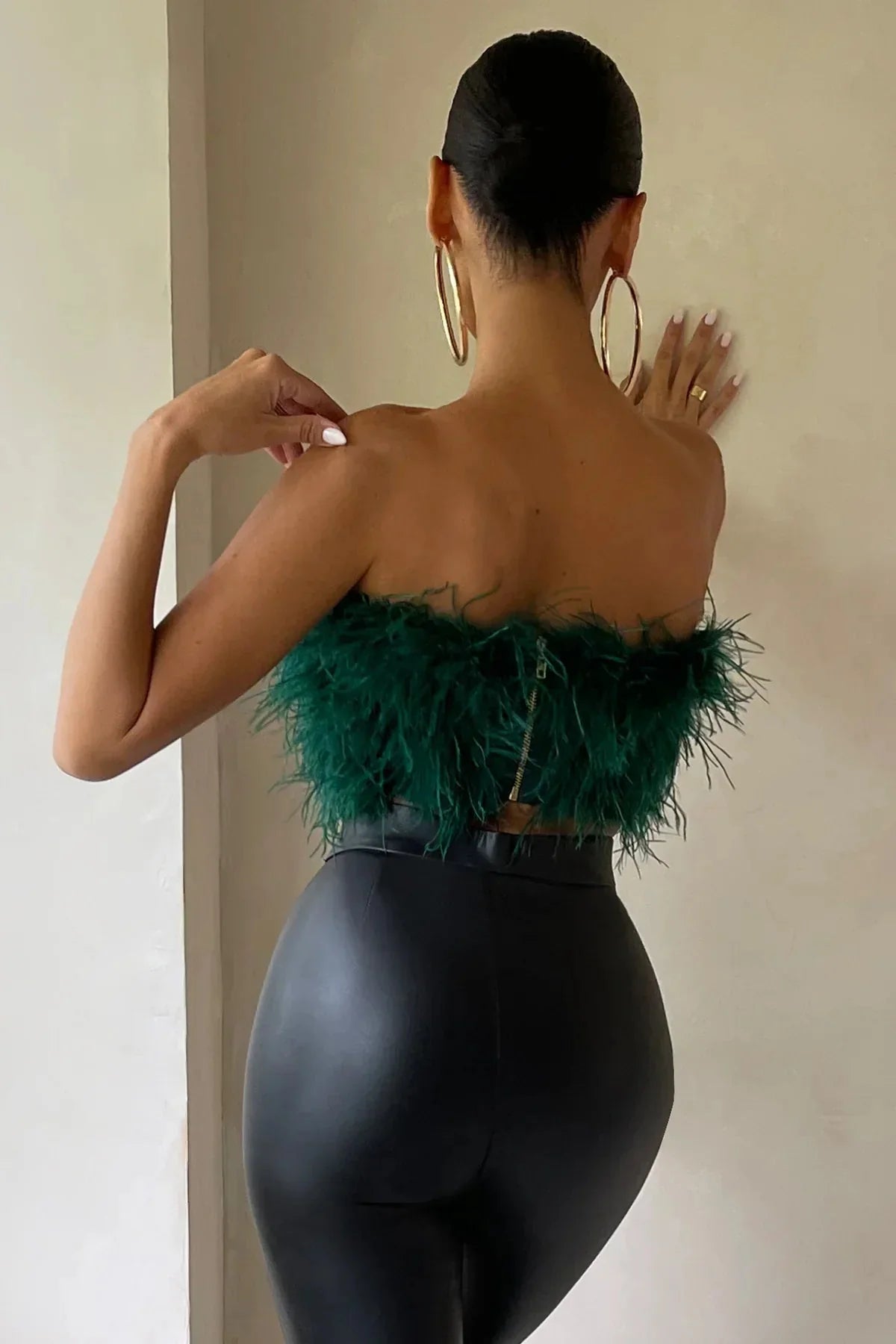 Top Court Femme Sans Manches avec Détail en Plumes