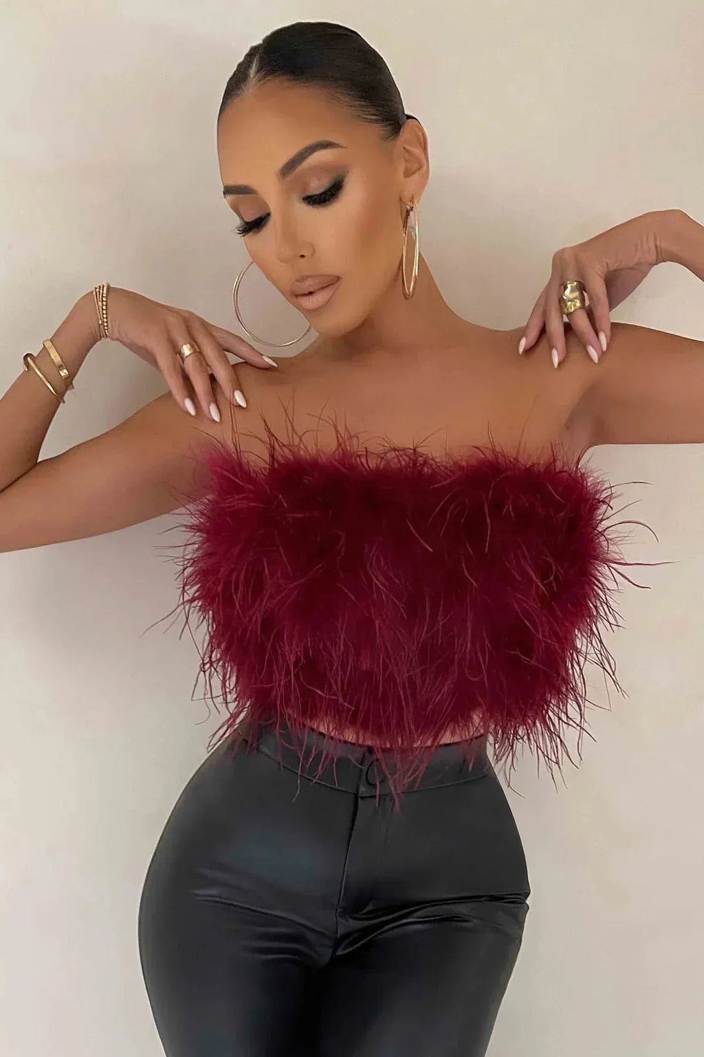 Top Court Femme Sans Manches avec Détail en Plumes