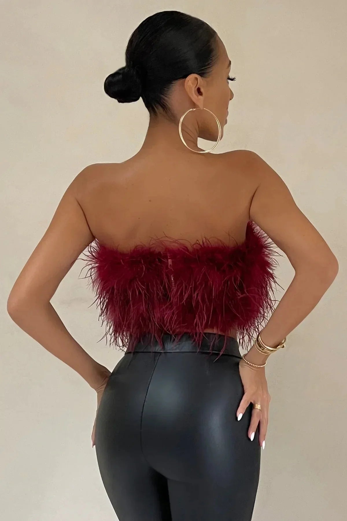 Top Court Femme Sans Manches avec Détail en Plumes