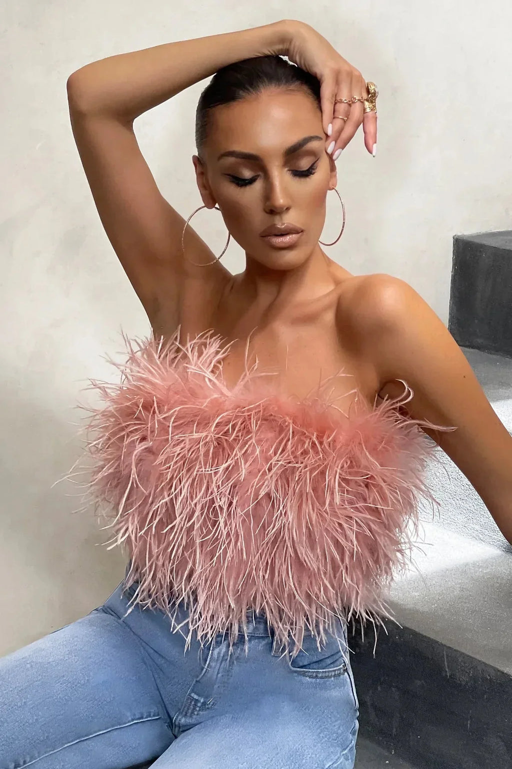 Top Court Femme Sans Manches avec Détail en Plumes