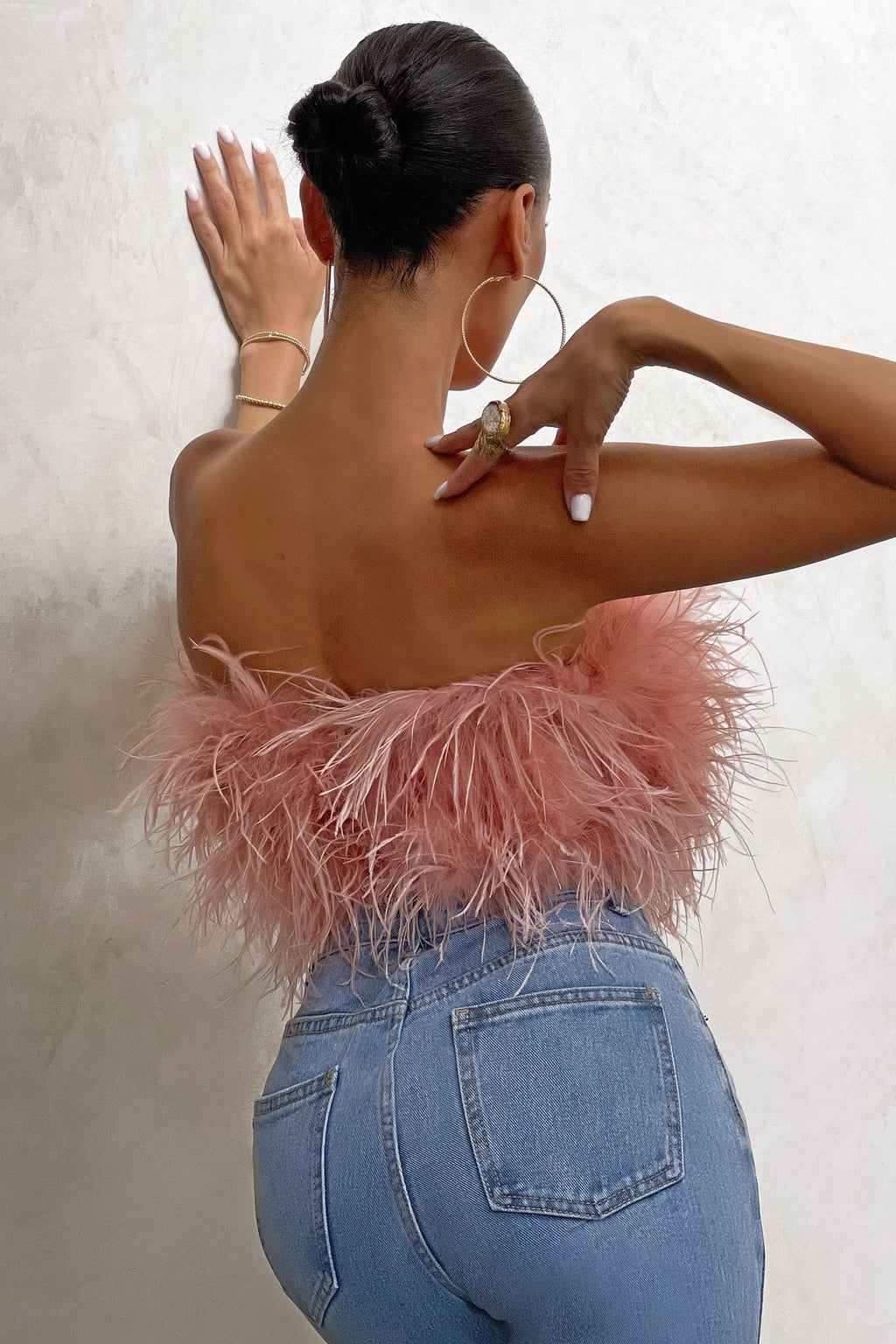 Top Court Femme Sans Manches avec Détail en Plumes