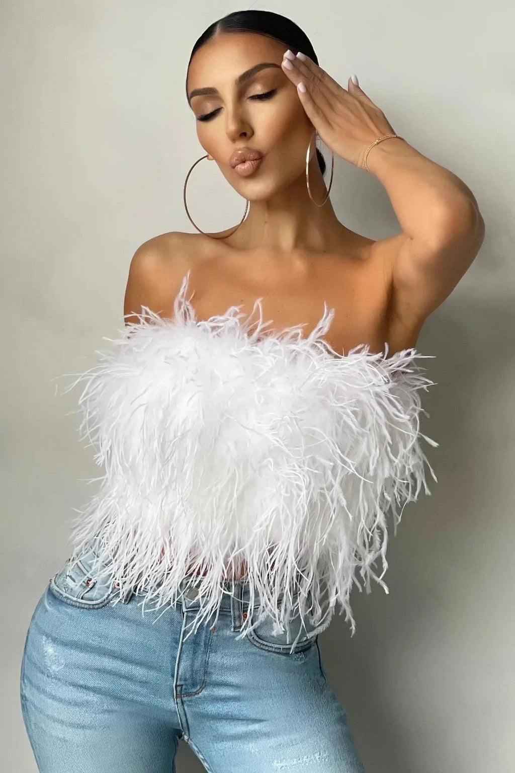 Top Court Femme Sans Manches avec Détail en Plumes