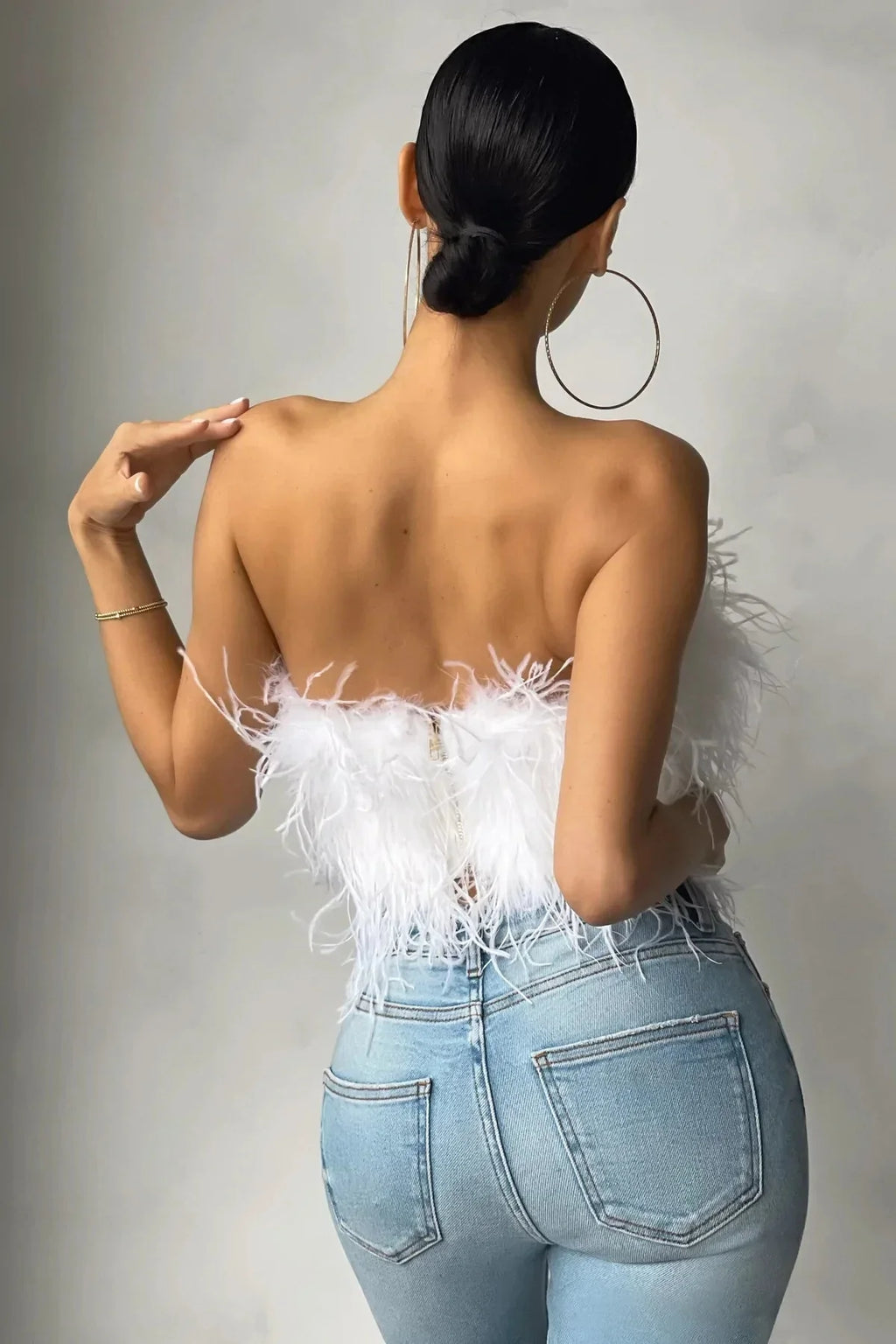 Top Court Femme Sans Manches avec Détail en Plumes