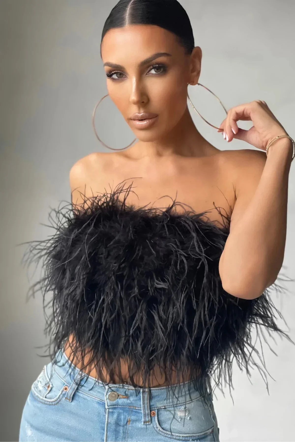 Top Court Femme Sans Manches avec Détail en Plumes