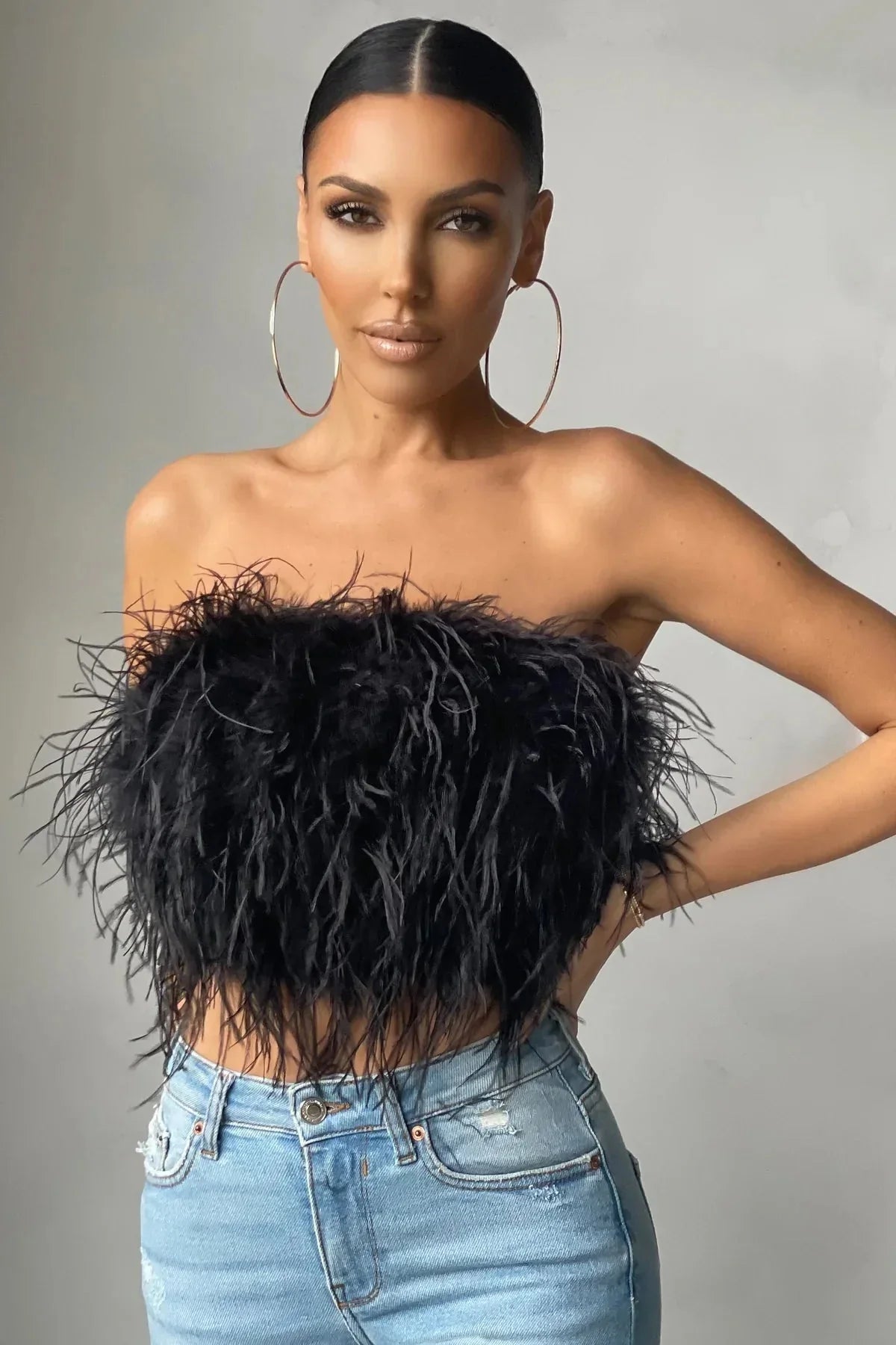 Top Court Femme Sans Manches avec Détail en Plumes