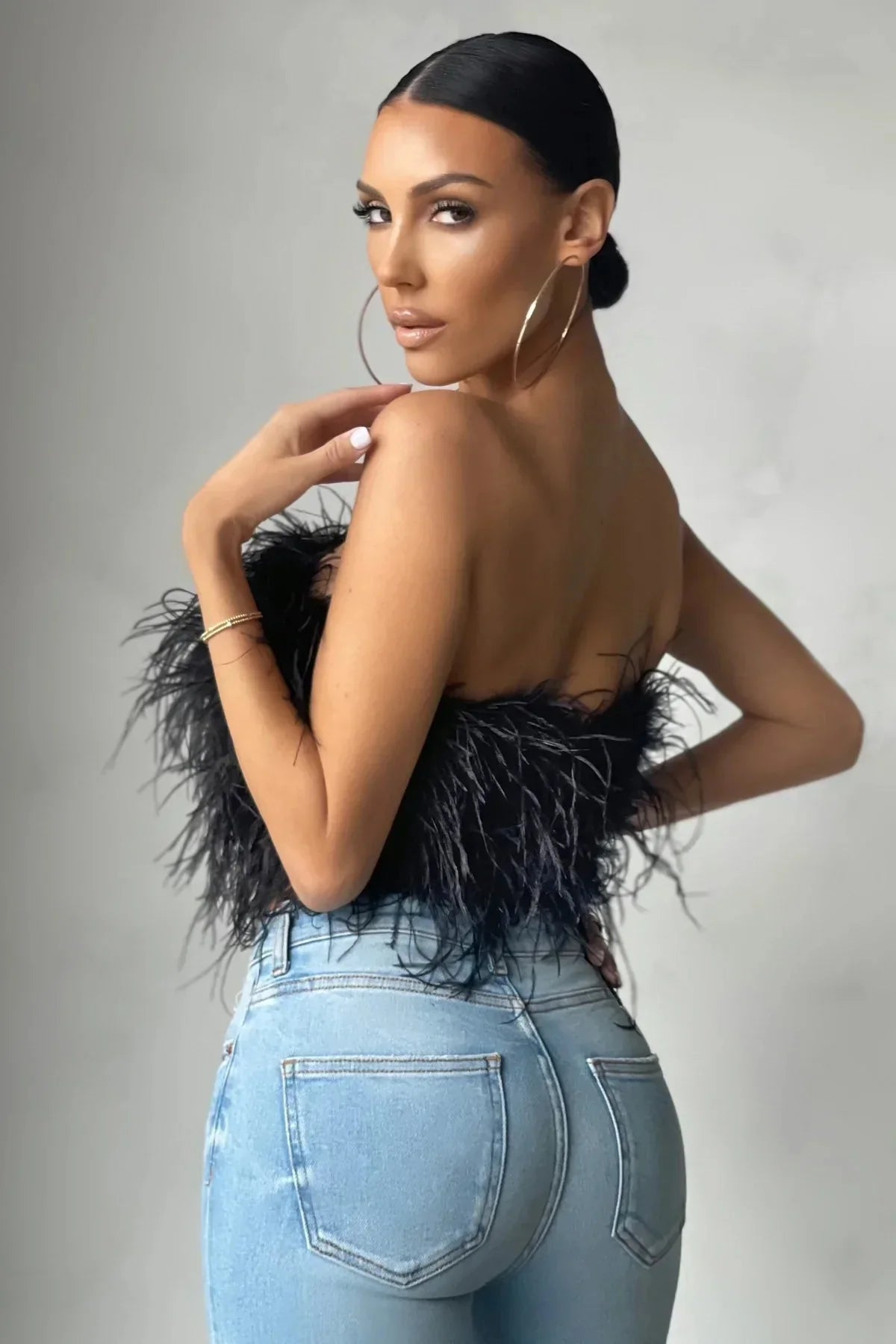 Top Court Femme Sans Manches avec Détail en Plumes