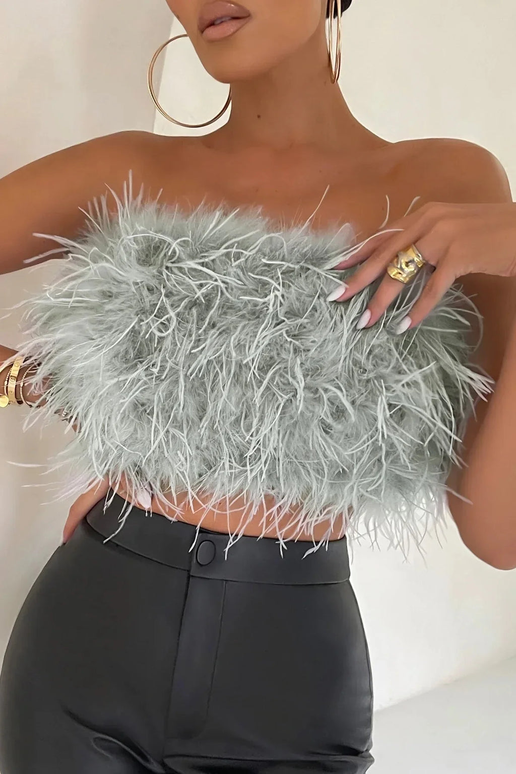 Top Court Femme Sans Manches avec Détail en Plumes