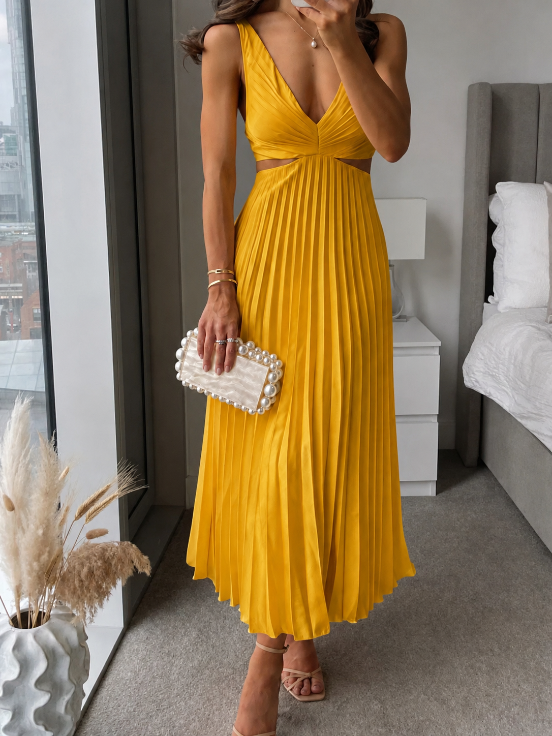 Robe Midi Sans Manches pour Femmes avec Décolleté en V et Jupe Plissée et Taille Découpée