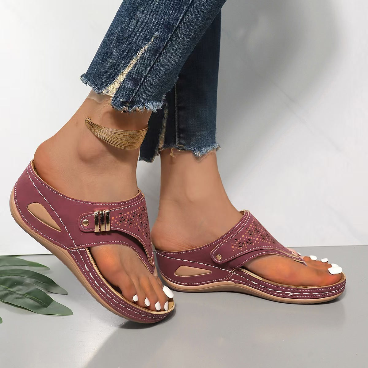 Sandales pour Femmes avec Talon Compensé et Détails Découpés