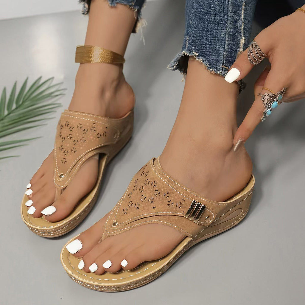 Sandales pour Femmes avec Talon Compensé et Détails Découpés