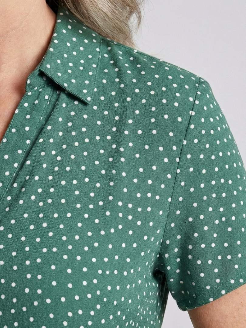 Caroline | Robe midi à pois avec col et manches courtes