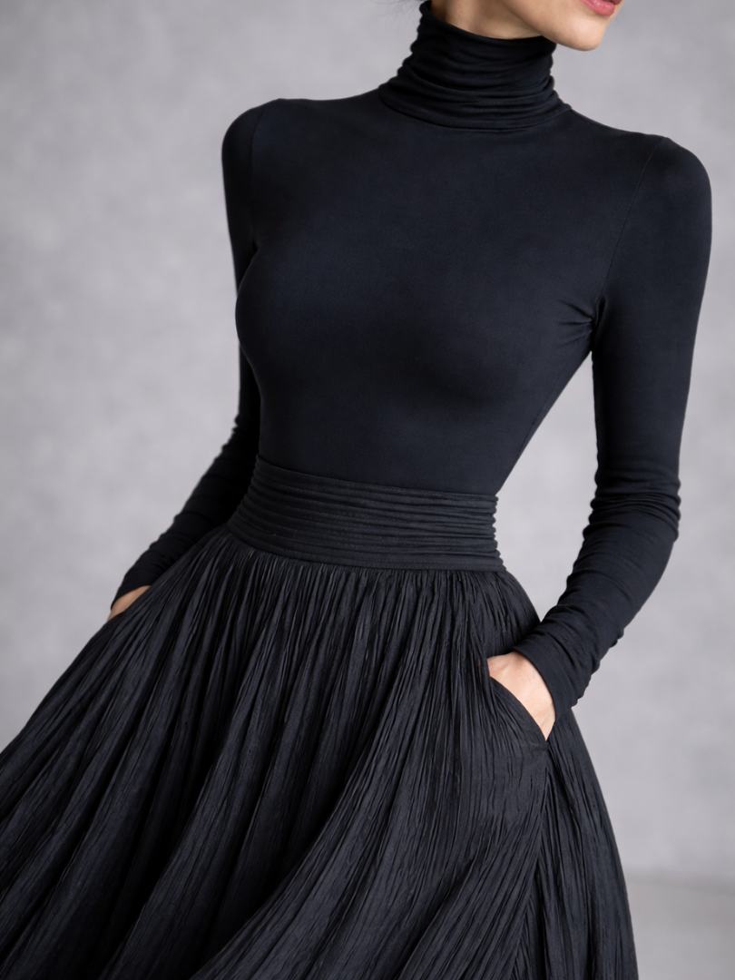 Isla | Robe maxi à col roulé et jupe plissée