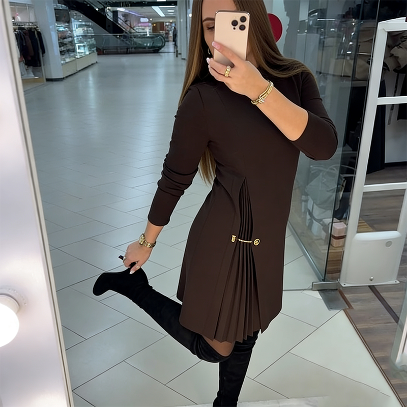 Robe longue élégante avec détails plissés
