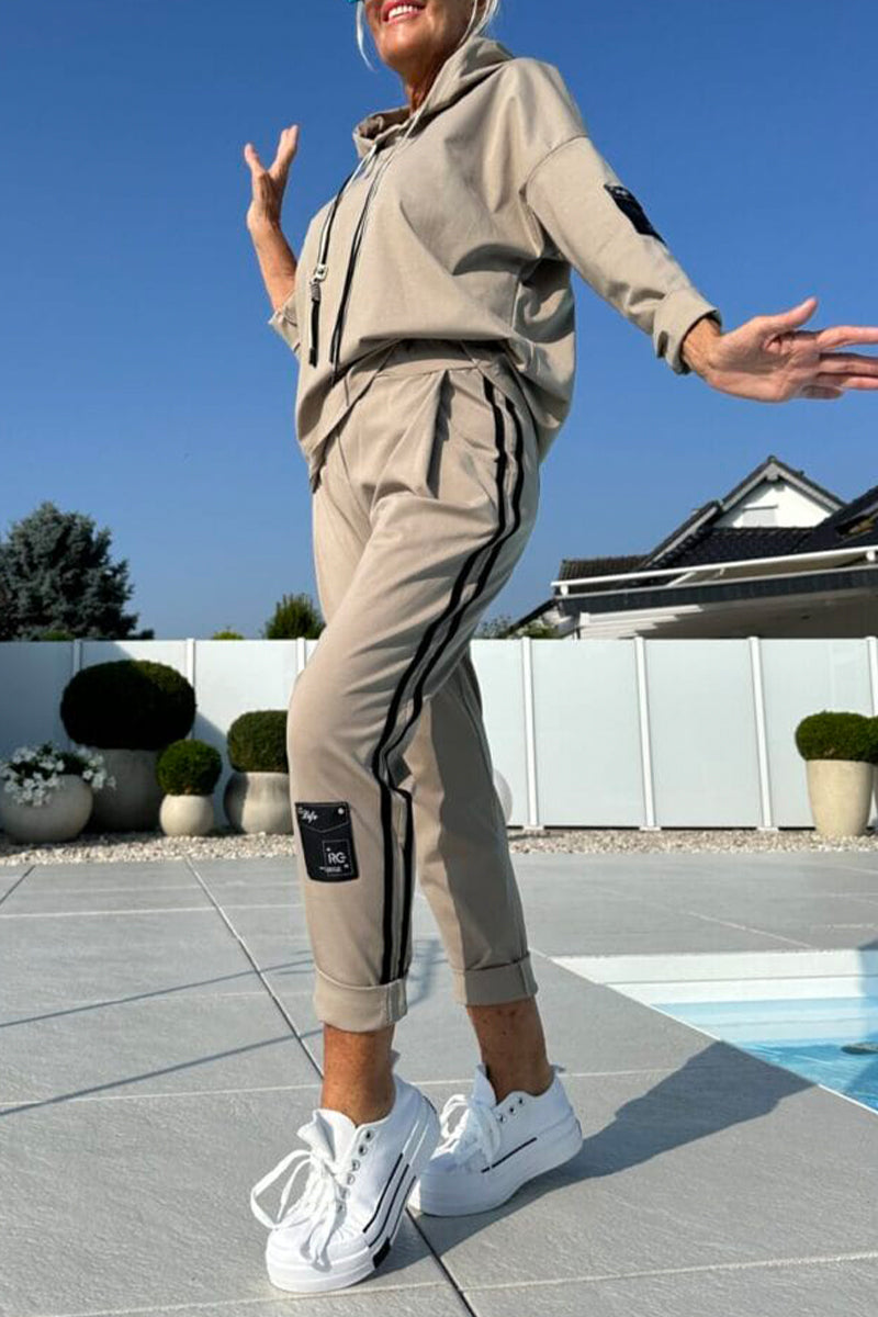 Lucia | ensemble confortable pour femmes, sweat à capuche combiné avec un pantalon rayé.