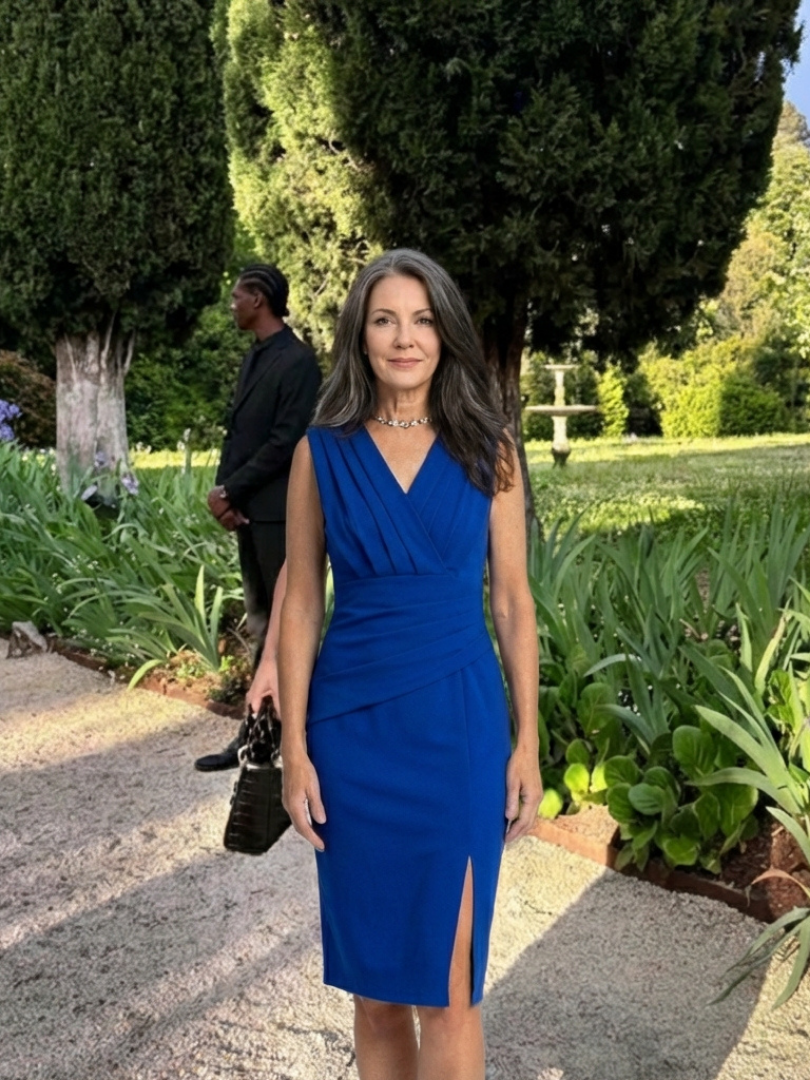 Vanessa | Robe sans manches à décolleté en V et longueur genou avec fente avant