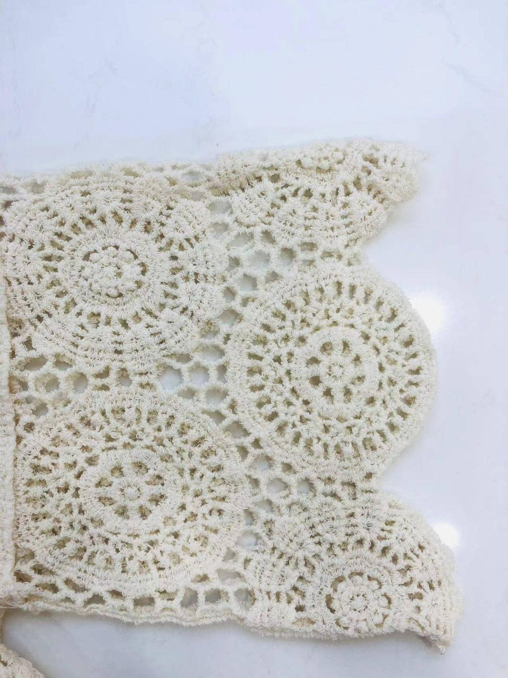 Cape de Plage en Crochet Aéré avec Pompons et Manches Mi-Longues