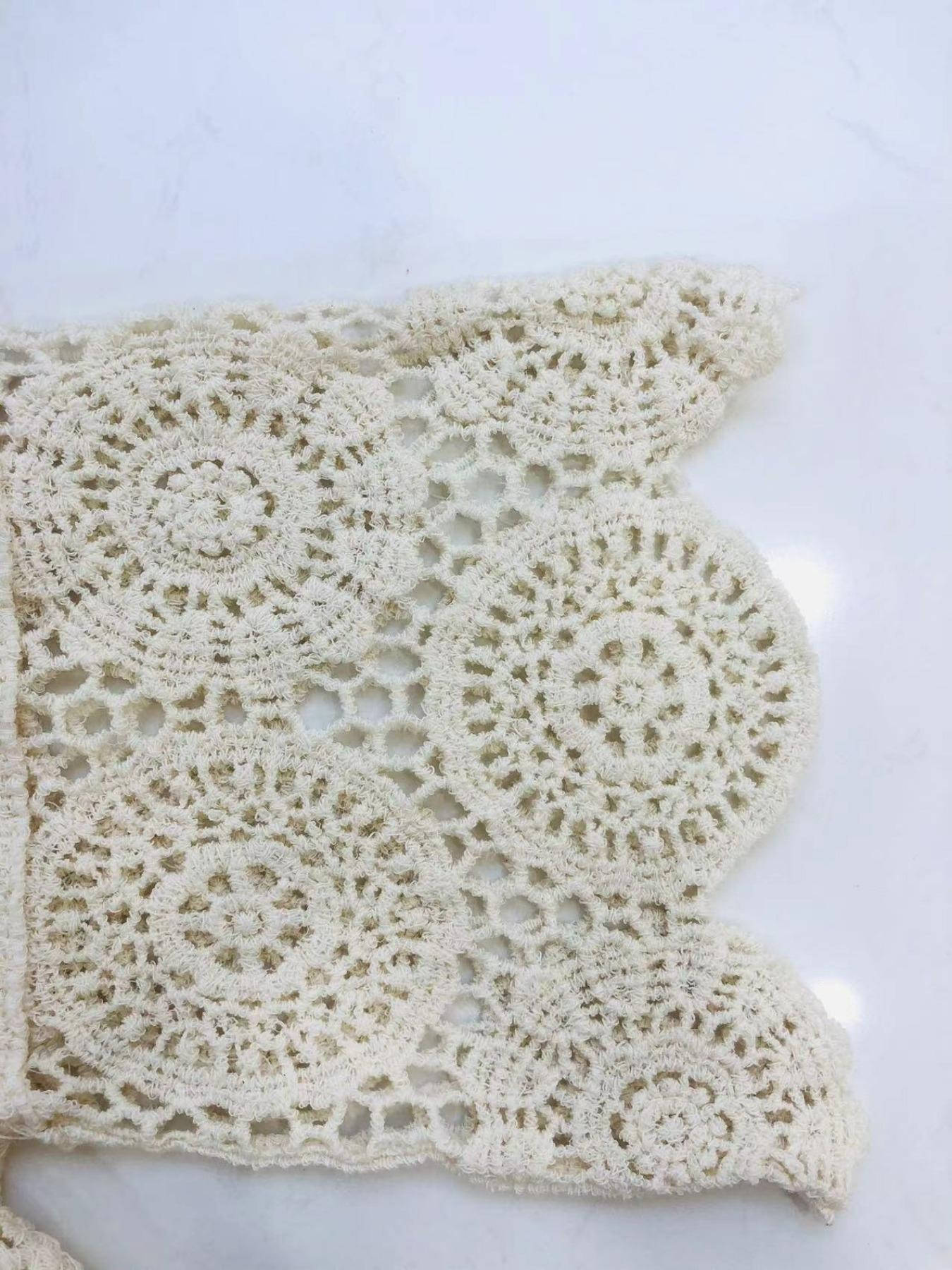 Cape de Plage en Crochet Aéré avec Pompons et Manches Mi-Longues