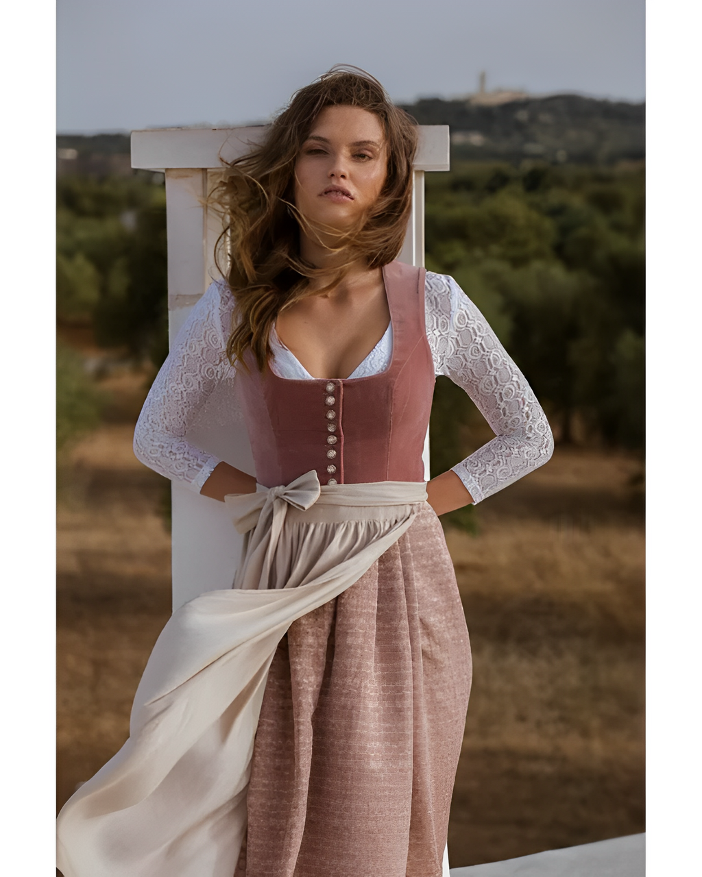 Dirndl élégant pour Oktoberfest avec décolleté carré