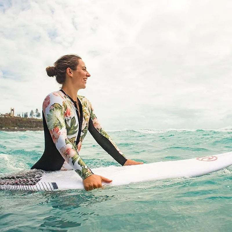Echoarchiv | Maillot de bain de surf sportif à manches longues