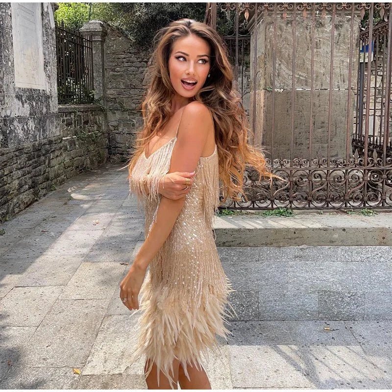 Robe Mini Pailletée avec Franges et Plumes de Coupe Ajustée avec Décolleté en V