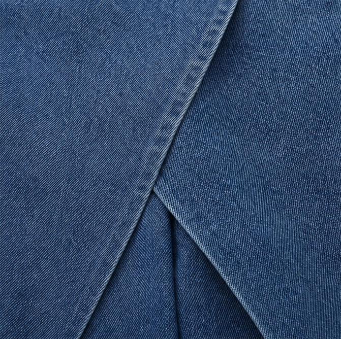 Velara – Bermuda Shorts en Jean à Front Wrap Asymétrique Longueur Genou